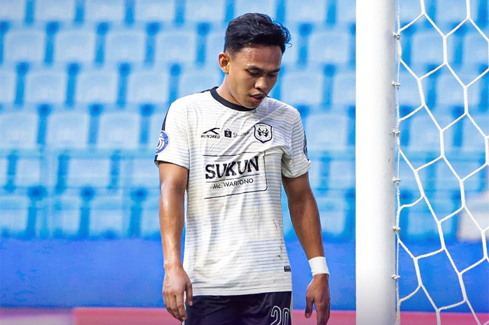 Pemain RANS Nusantara FC tampak tertunduk lesu usai timnya yang berjuluk The Prestige Phoenix resmi degradasi ke Liga 2.
