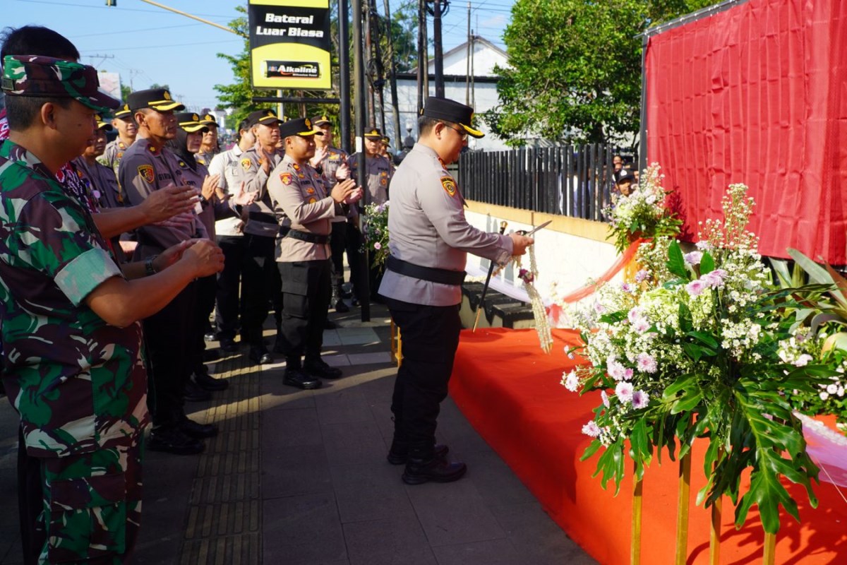 Kapolres Semarang AKBP Achmad Oka Mahendra saat meresmikan Polsek Ungaran Barat.&nbsp;Maria Novena/Jawa Pos Radar Semarang