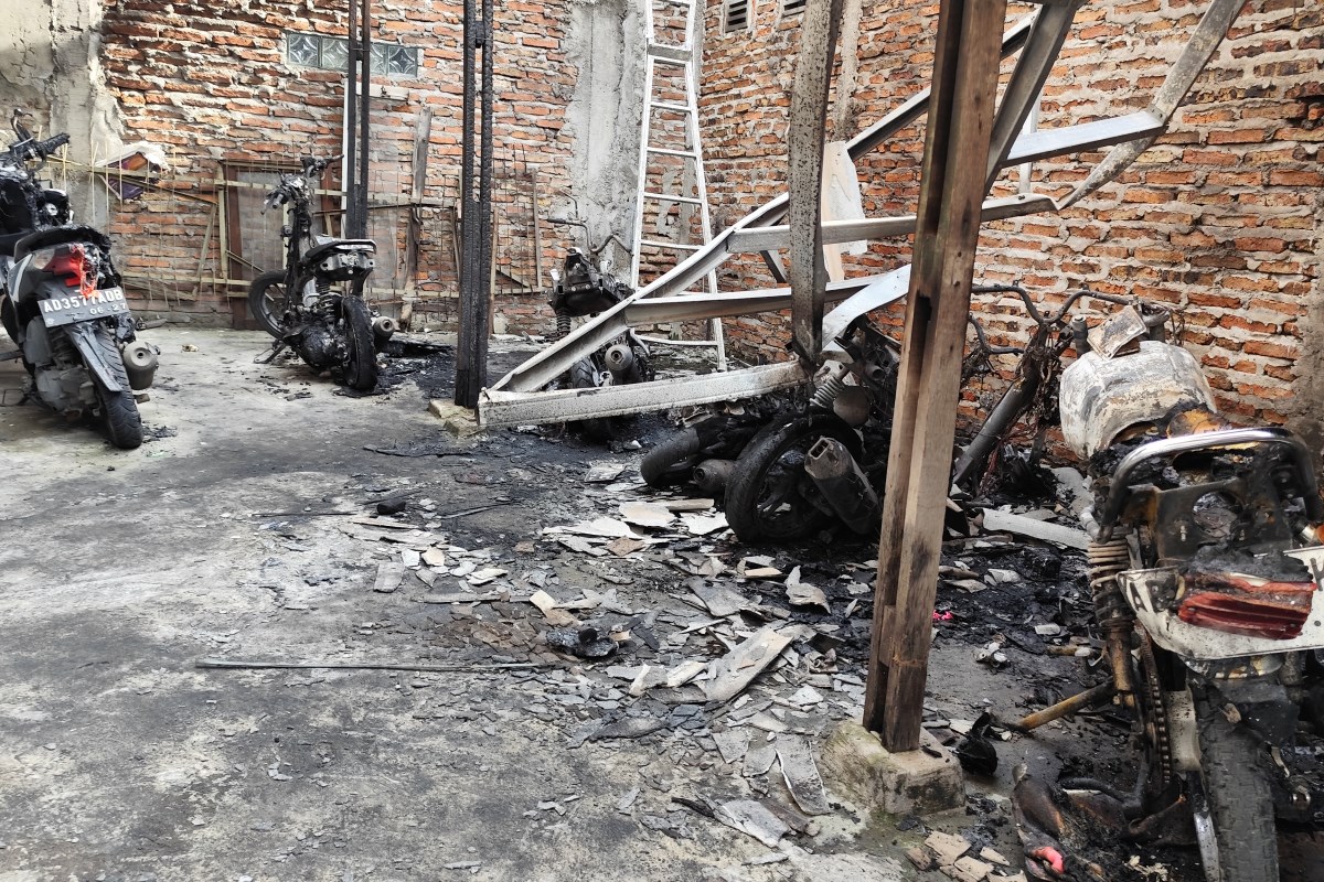 10 motor yang terparkir di garasi lumah kos yang terbakar ikut ludes. (M Hariyanto/Jawa Pos Radar Semarang)