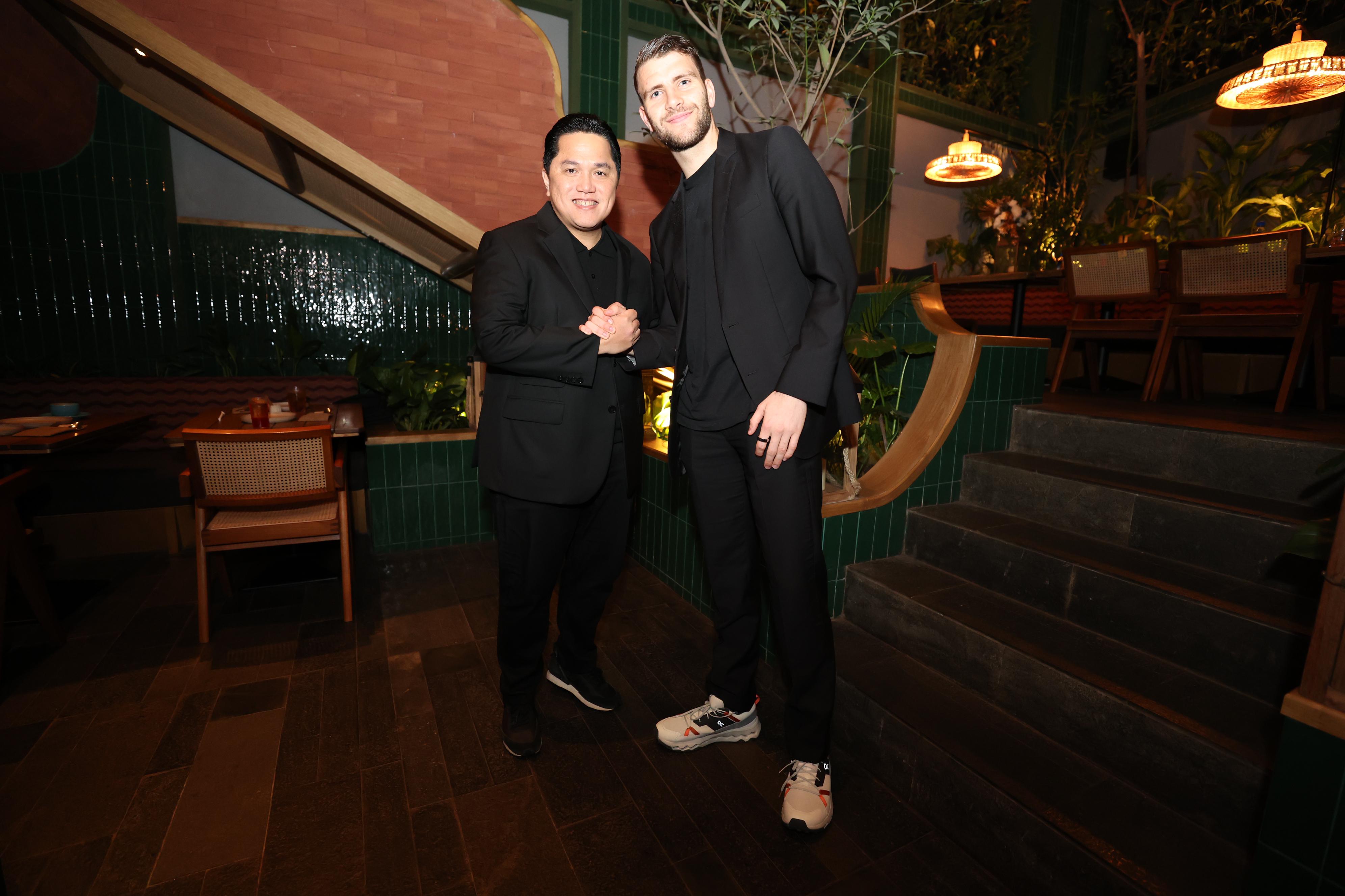 Maarten Paes bersama Ketum PSSI Erick Thohir