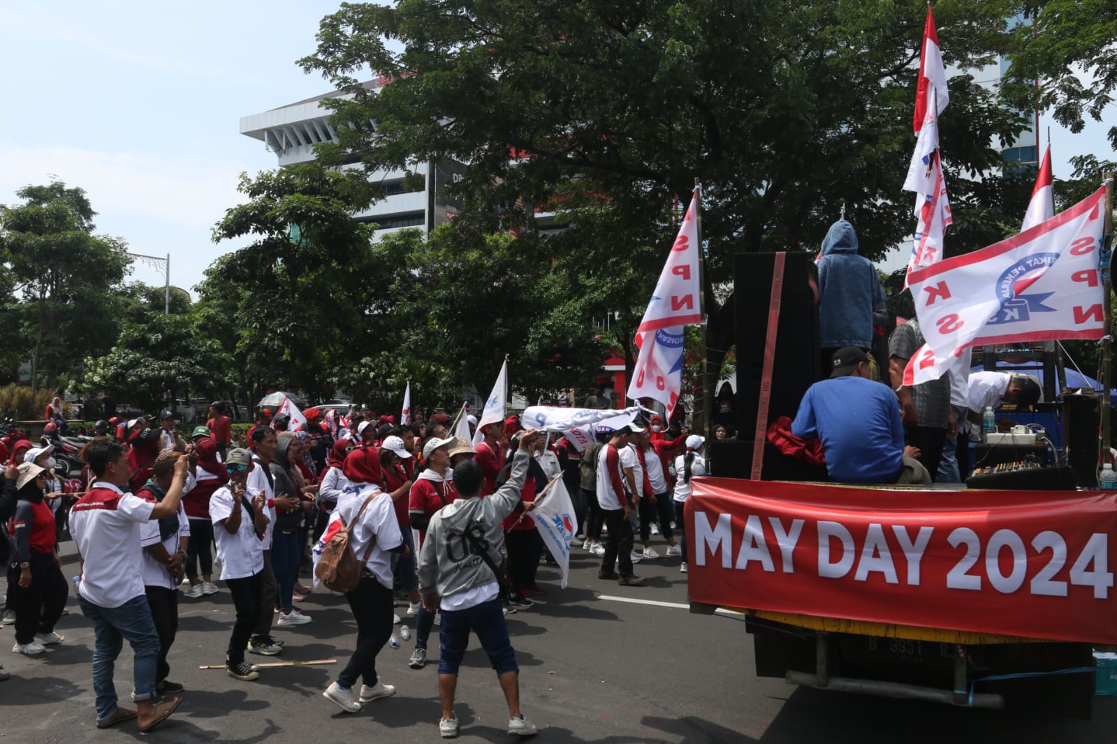Aksi buruh pad aperingatan May Day di halaman kantor Gubernur Jateng Rabu (1/5/2024). (Nurchamim/Jawa Pos Radar Semarang)