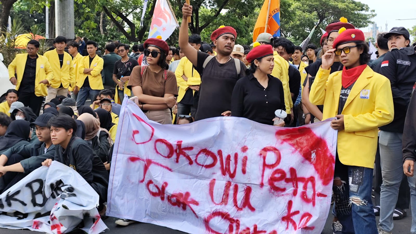 Aksi unjuk rasa  May Day alias hari buruh sedunia di depan Kantor Gubernur Jawa Tengah terus berdatangan, Rabu (1/5/2024). (M Hariyanto/Jawa Pos Radar Semarang)