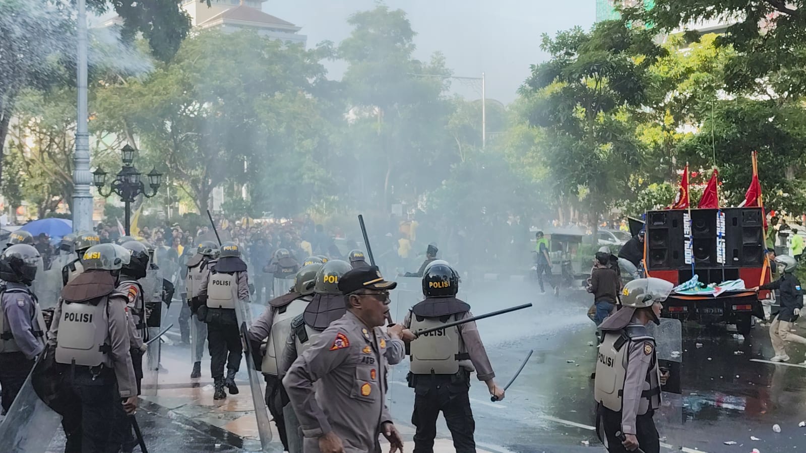 Peserta aksi unjuk rasa peringatan May Day alias hari buruh sedunia di depan Kantor Gubernur Jawa Tengah sempat gesekan dengan aparat kepolisian, Rabu (1/5/2024). (M Hariyanto/Jawa Pos Radar Semarang)