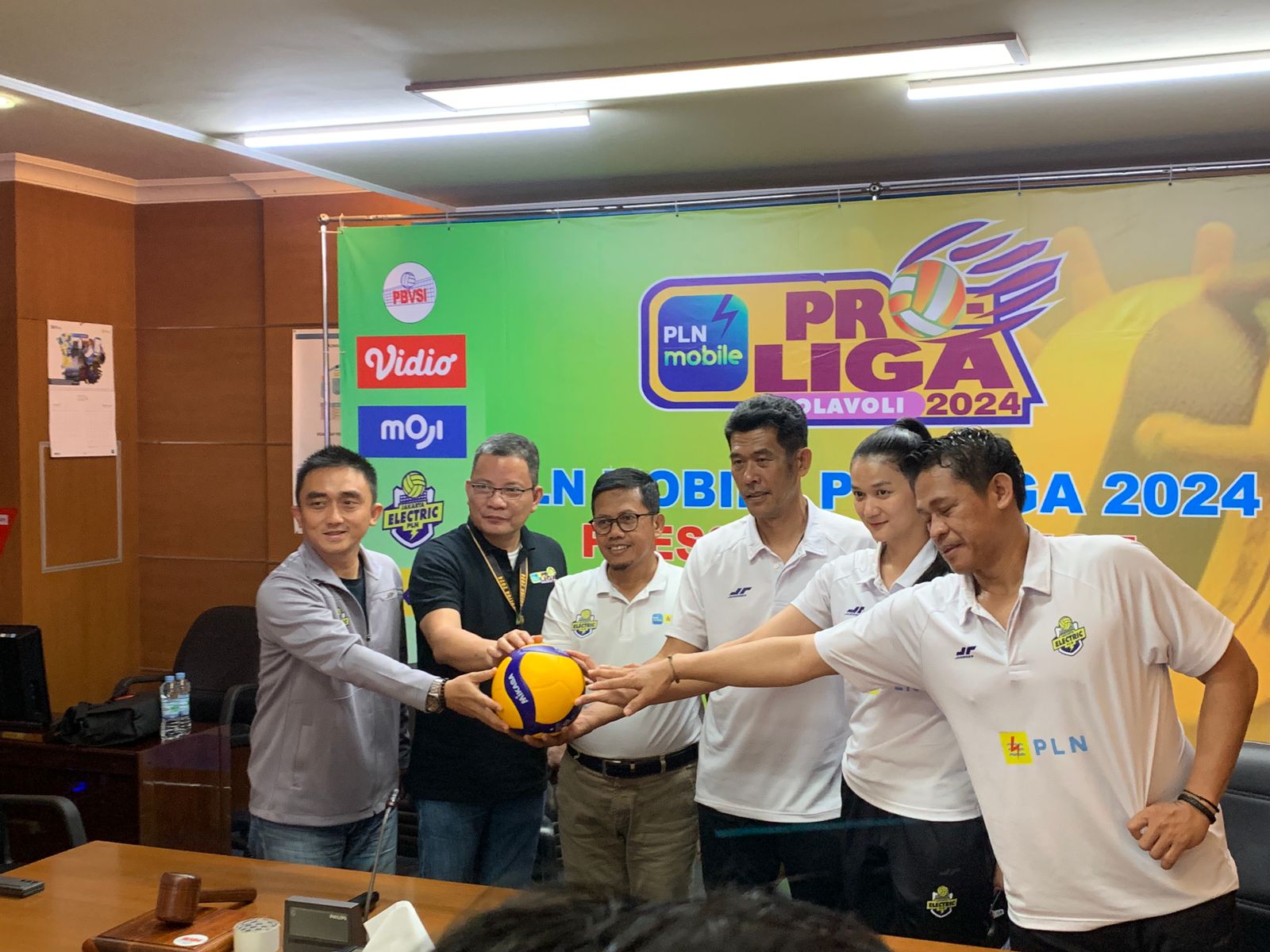 Sesi jumpa pers PLN Mobile Proliga tim Electrica PLN. M. IQBAL AMAR/JAWA POS RADAR SEMARANG