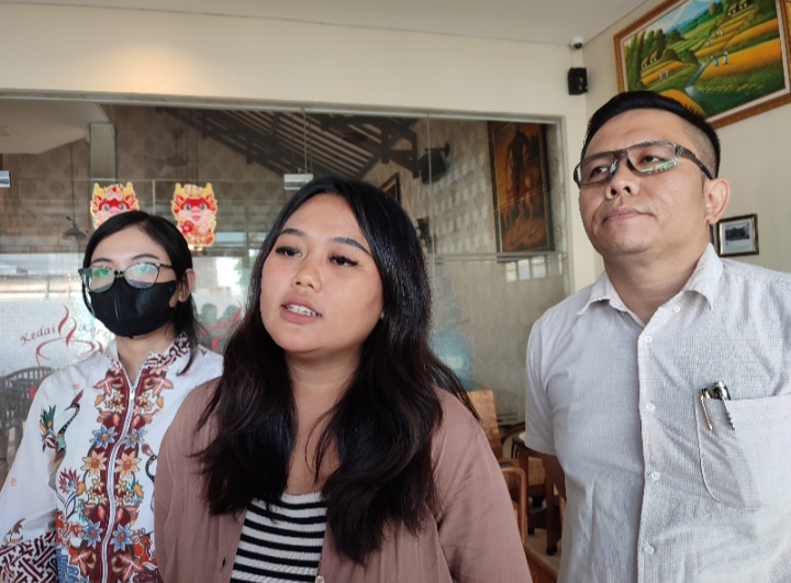 Seorang karyawan klinik kecantikan Nadira didampingi kuasa hukumnya dari Law Office D.E.A & Co mencari keadilan atas tuduhan mencuri sebuah kalung milik customer, Selasa (30/4/2024).