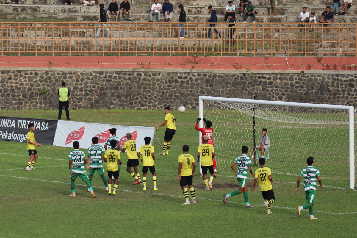 Pertandingan antara WBFC dan Persip Pekalongan berlangsung keras dan tegang selama pertandingan, di Stadion Hoegeng Kota Pekalongan, Rabu (1/5/2024). Lutfi Hanafi/Jawa Pos Radar Semarang