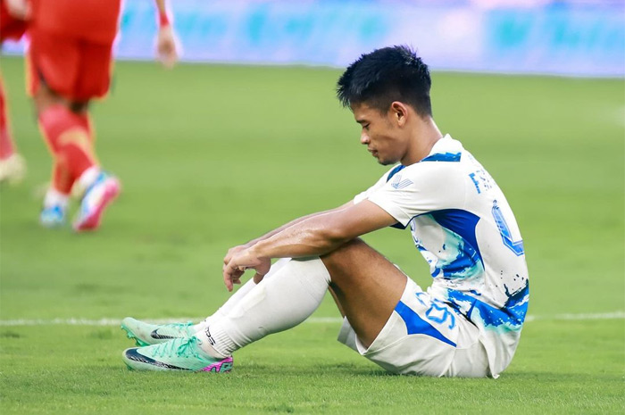 Pemain PSIS Semarang tertunduk diam usai dikalahkan Persija Jakarta di pertandingan penentuan pekan terakhir Liga 1 musim 2023-2024.