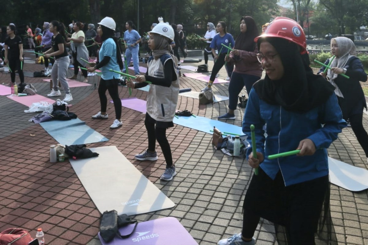 Sejumlah wanita mengikuti oleh raga pound fit di Taman Indonesia Kaya mengenakan pakaian profesi sebagai Peringatan Hari Buruh Internasional, Rabu (1/5). NUR CHAMIM/JAWA POS RADAR SEMARANG&nbsp;