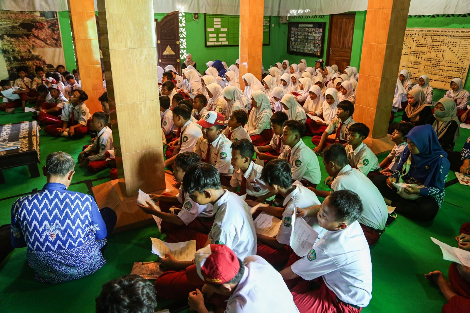 Ratusan siswa SD Negeri Siwalan berziarah ke makam auliya pendiri Kota Semarang