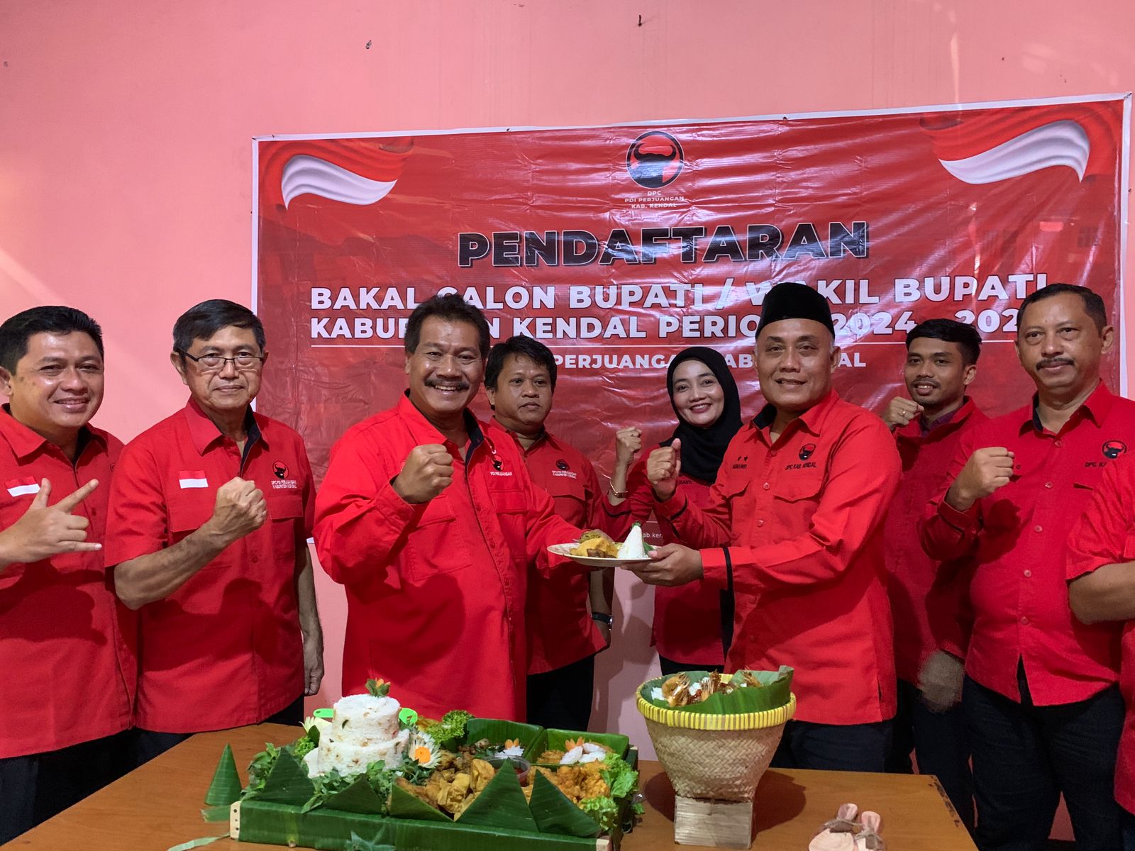 Potong tumpeng menjadi tanda dibukanya pendaftaran cabup cawabup dari DPC PDI Perjuangan Kendal Kamis (2/5). DEVI KHOFIFATUR RIZQI/ JAWA POS RADAR SEMARANG