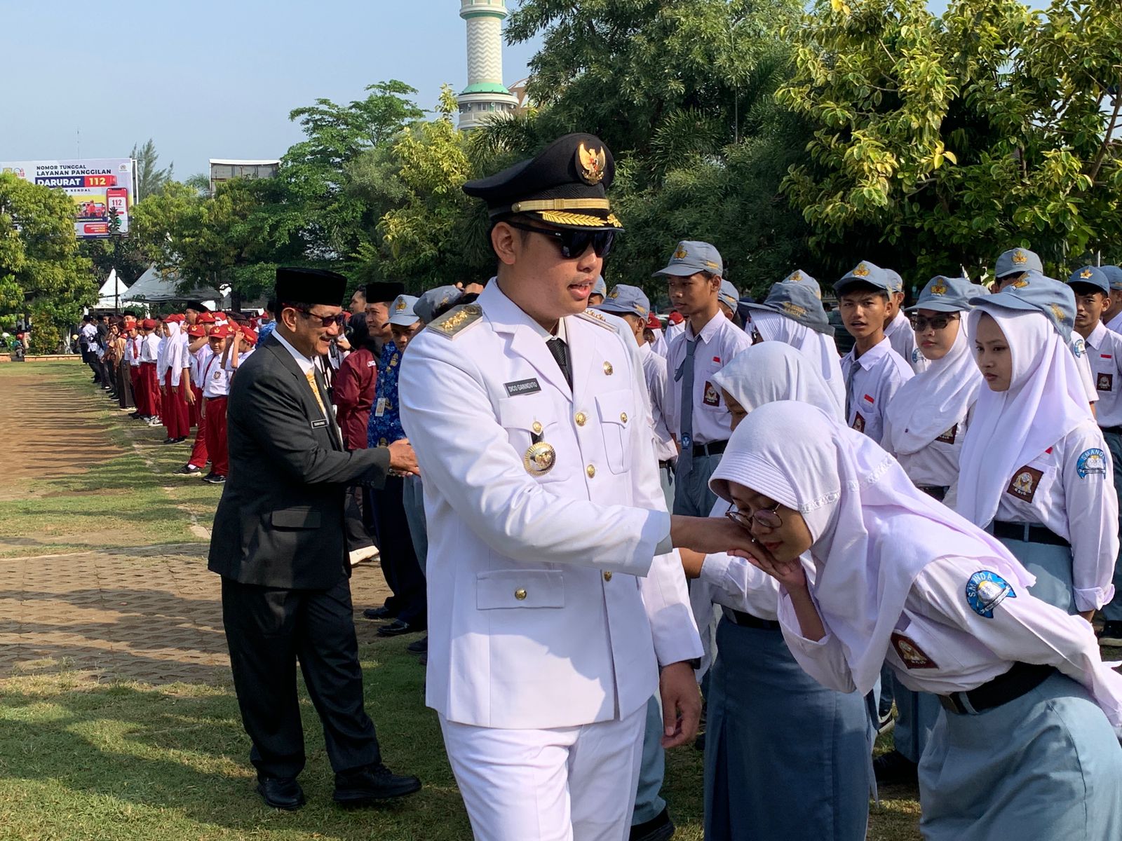 Bupati Kendal Dico M. Ganinduto menghampiri peserta upacara peringatan Hardiknas tahun 2024 di Alun-alun Kendal. DEVI KHOFIFATUR RIZQI/ JAWA POS RADAR SEMARANG