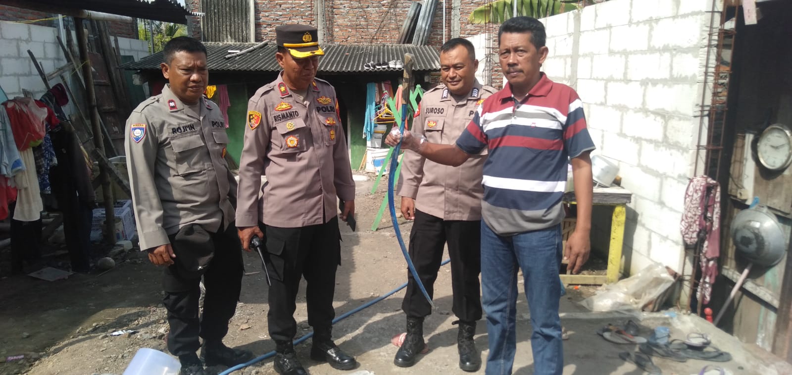 Polisi menunjukkan barang bukti pembacokan. (M Hariyanto/Jawa Pos Radar Semarang)