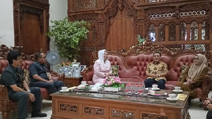 Wali Kota Semarang, Hevearita Gunaryanti Rahayu ketika berkunjung ke kediaman mantan Wali Kota, Sukawi Sutarip