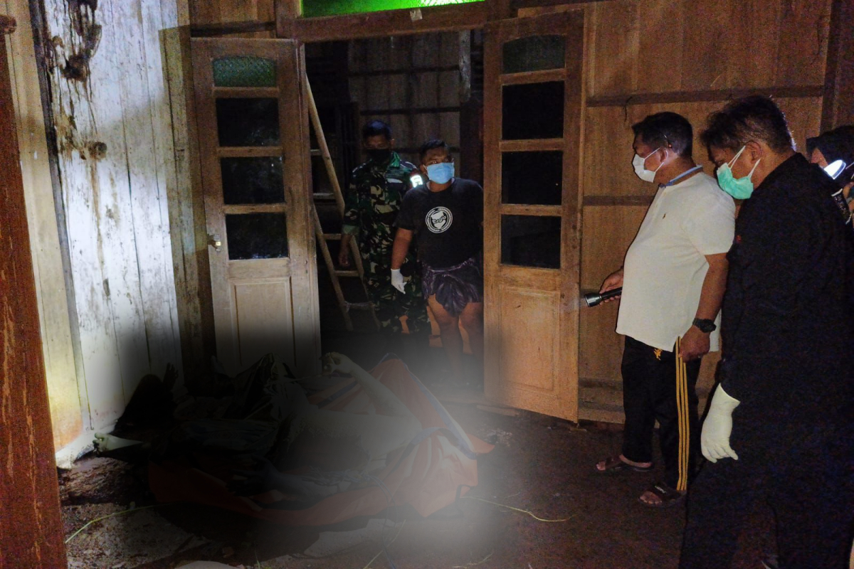 Proses evakuasi jenazah gantung diri di Desa Sendang Dawung, Kecamatan Kangkung.