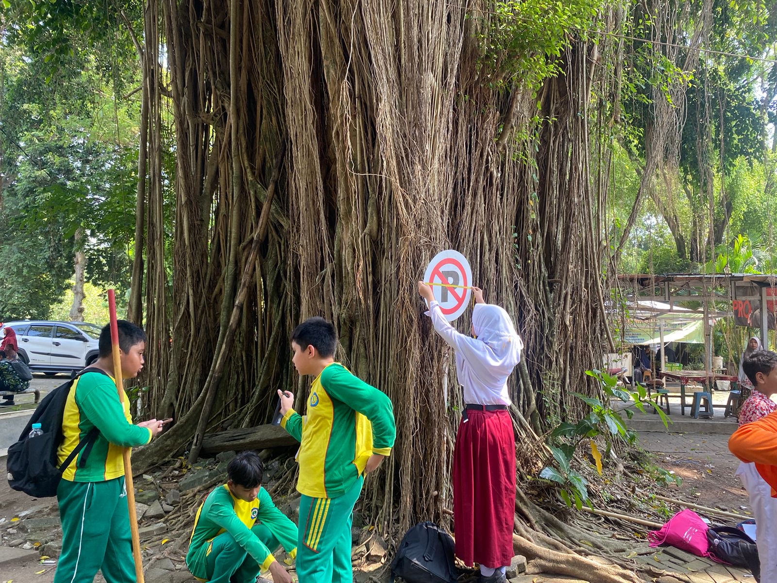 Peserta Matemardiknas saat mengerjakan salah satu trial di Math City Map