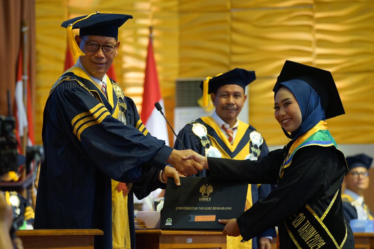 Wisuda ke-120 Universitas Negeri Semarang (UNNES) oleh Rektor UNNES, Prof. Dr. S Martono, M.Si.