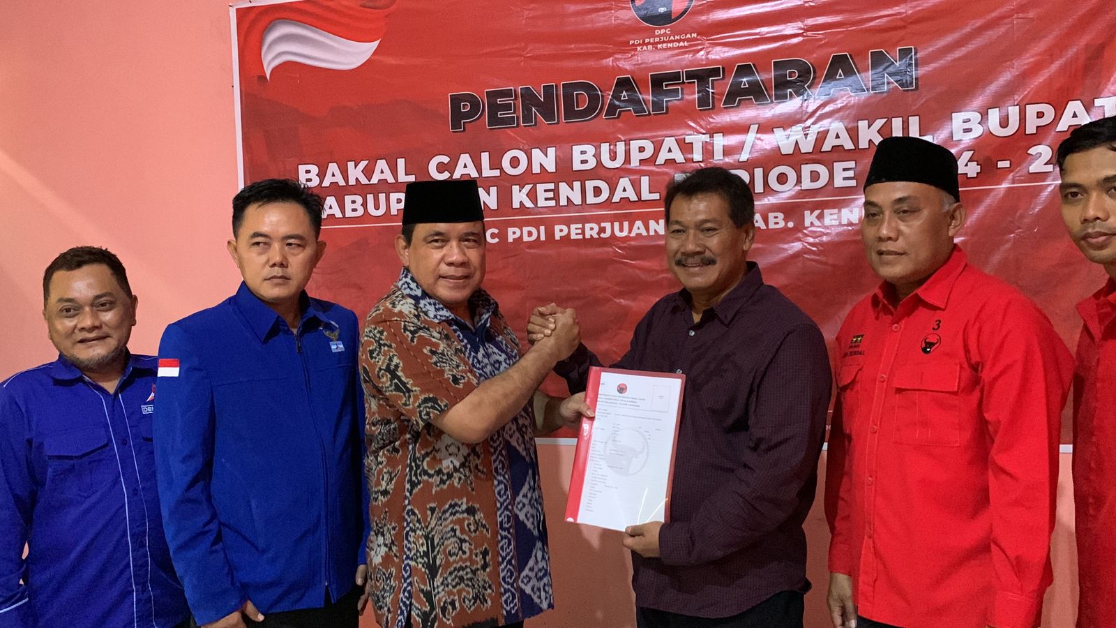 Wakil Bupati Kendal Windu Suko Basuki saat merapat ke kantor DPC PDIP Kendal untuk kontestasi Pilkada 2024. DEVI KHOFIFATUR RIZQI/ JAWA POS RADAR SEMARANG