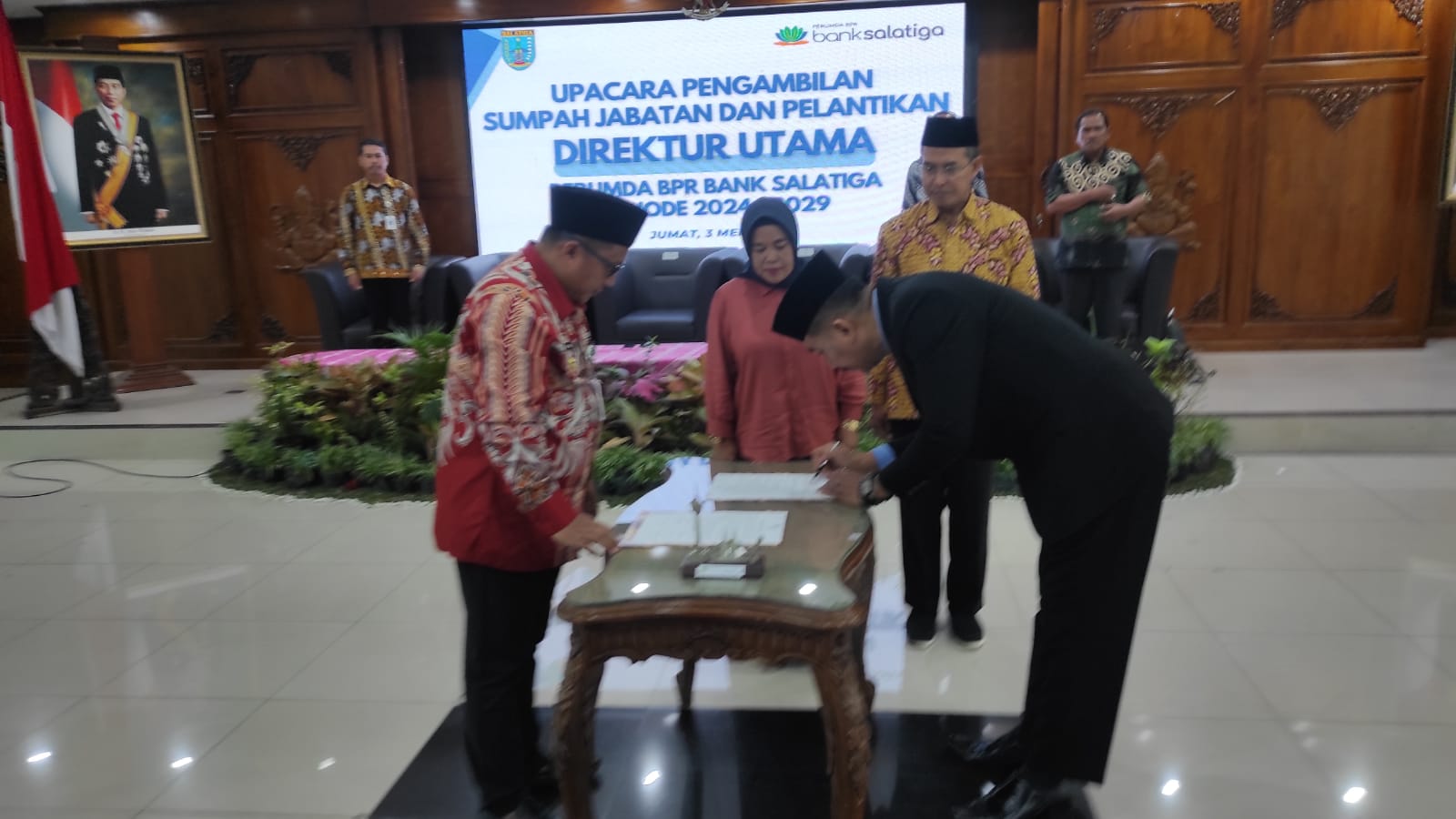 Pj Wali Kota Lantik Dirut Bank Salatiga Dharto Supriyadi