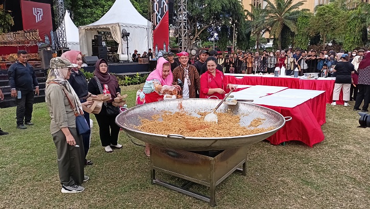 MASAK BESAR : -  Wali Kota Semarang, Hevearita Gunaryanti Rahayu bersama Bobon Santoso ketika memasak nasi goreng Semarangan.
