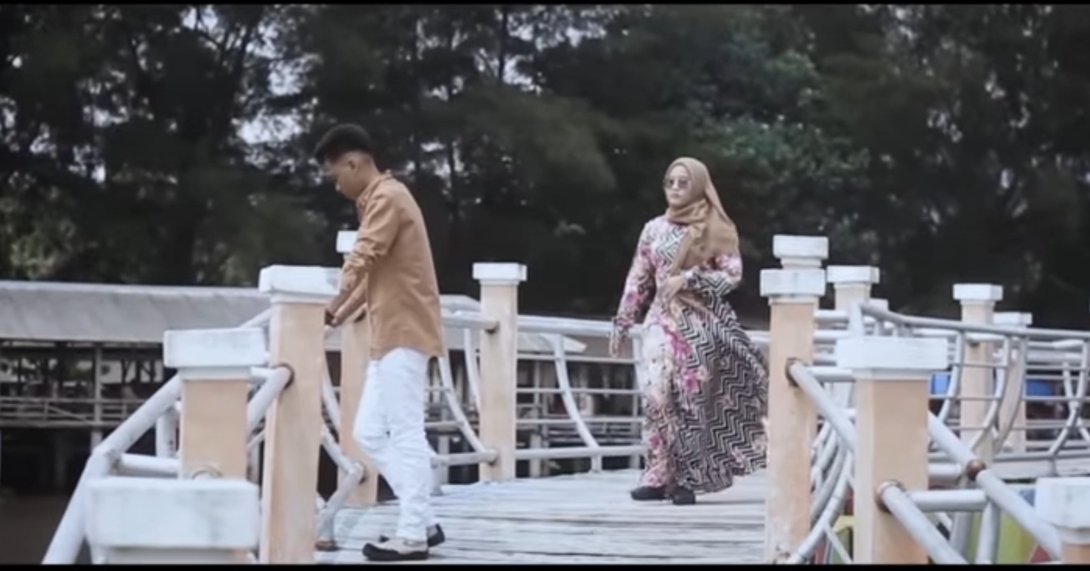 Tangkap Layar Video Klip Emas Hantaran dinyanyikan oleh Ariel Putra dan Yollanda.