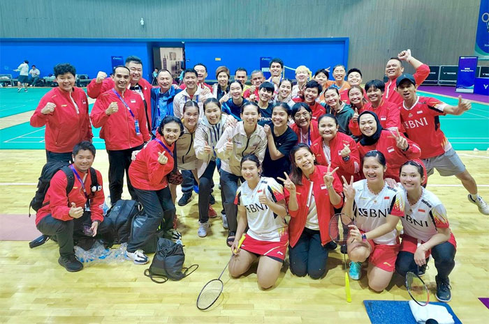 Ekpresi kegembiraan tim Uber Indonesia setelah memastikan lolos semifinal Uber Cup 2024.