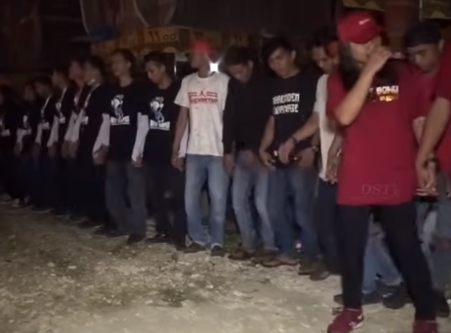 Tangkap layar situasi orang melakukan Tari Dero.