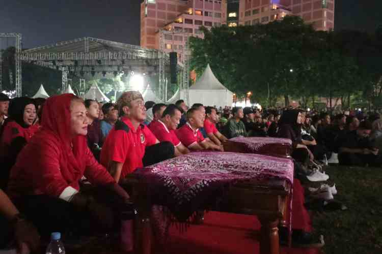 TEGANG: Wali Kota Semarang, Hevearita Gunaryanti Rahayu ketika nobar Timnas Indonesia U-23 melawan Irak di Lapangan Pancasila, Simpang Lima, Kamis (2/5)