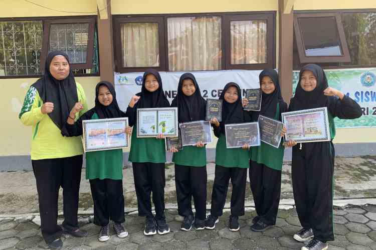 PRESTASI BAGUS : Guru pendamping Ana Rahmawati Ningsih bersama perwakilan siswa peraih prestasi literasi.