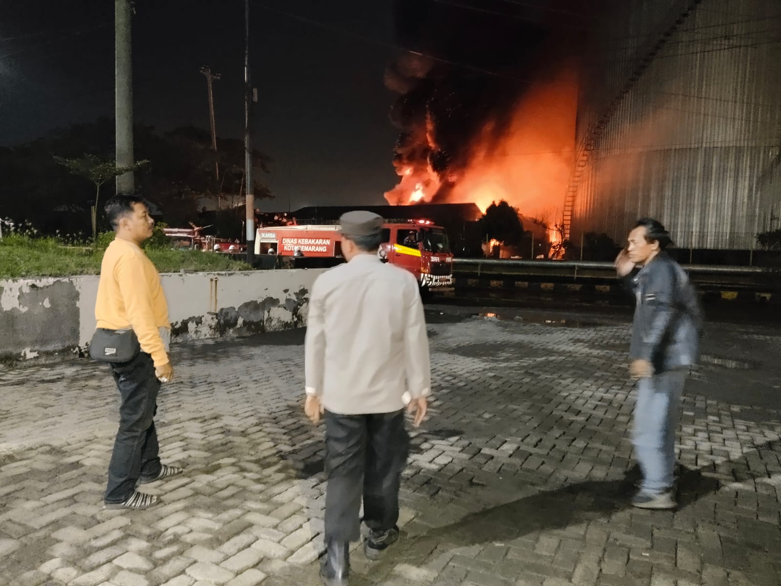 Pabrik Aspal di Kawasan Pelabuhan Tanjung Mas Semarang Terbakar. (M Hariyanto/Jawa Pos Radar Semarang)