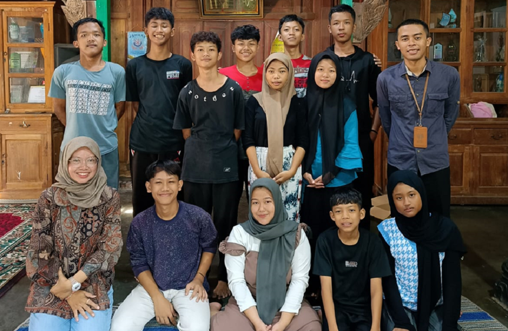 Tim Pengabdian Masyarakat dari Prodi Seni Rupa dan Prodi Sastra Indonesia FBS Unnes bersama peserta Pelatihan Desain Grafis Fundamental di Panti Asuhan Gunungan Surakarta, Sabtu-Minggu (4-5/5/2024)
