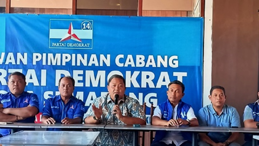 BERI KETERANGAN : Ketua DPC Demokrat Semarang, Wahyoe Liluk Winarto saat memberikan keterangan diusungnya Yoyok Sukawi sebagai Calon Wali Kota.