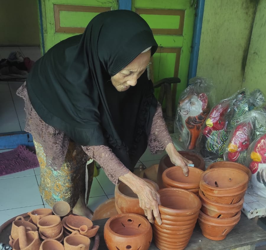Mbah Muniroh oenjual gerabah Salatiga. (Dhinar Sasongko/Jawa Pos Radar Semarang)