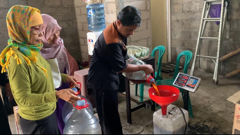 Salah satu karyawan Bank Jelantah Sekar Sejagad 88 saat melayani warga menjual minyak jelantah