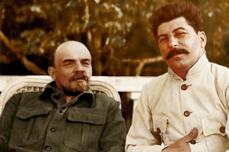 Foto Joseph Stalin berdampingan dengan Vladimir Lenin yang dimodifikasi menjadi berwarna.