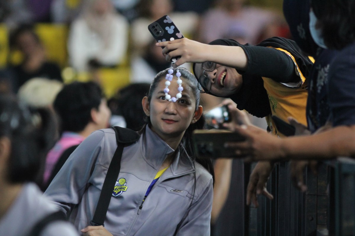 Pemain Jakarta Electric PLN, Maya Kurnia Indri jadi incaran penggemar dalam Proliga seri Semarang kemarin. (Baskoro Septiadi/Jawa Pos Radar Semarang)