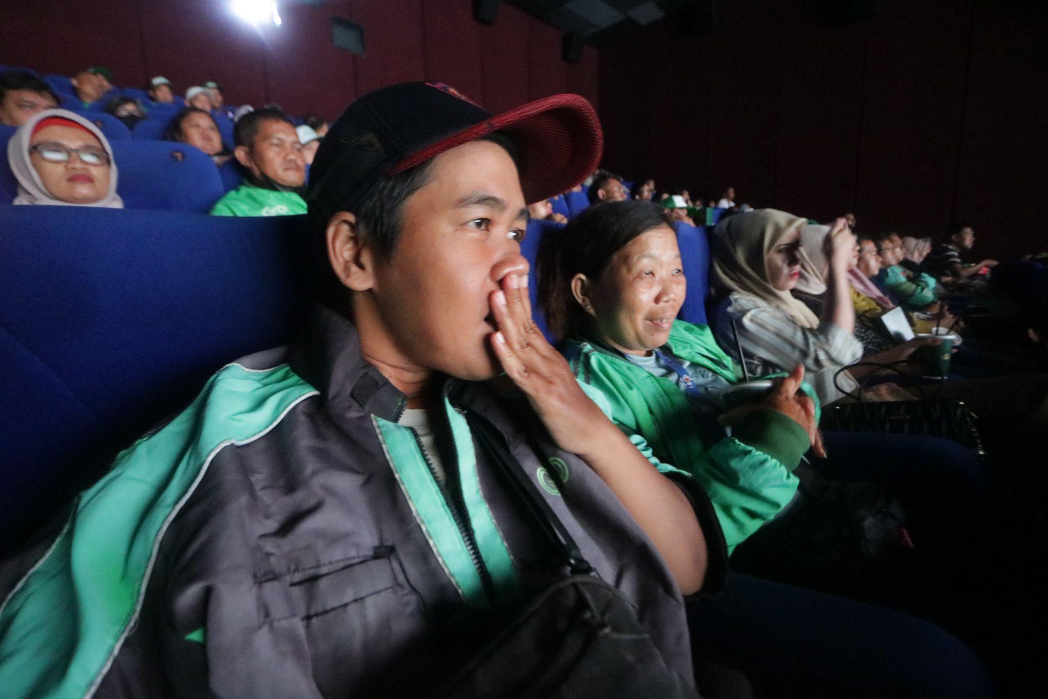 Ekspresi menegangkan salah seorang Mitra Pengemudi Grab saat menonton film &ldquo;Siksa Kubur&rdquo; dalam acara Nobar Warga Grab di XXI Paragon, Semarang pada Sabtu, (4/5).