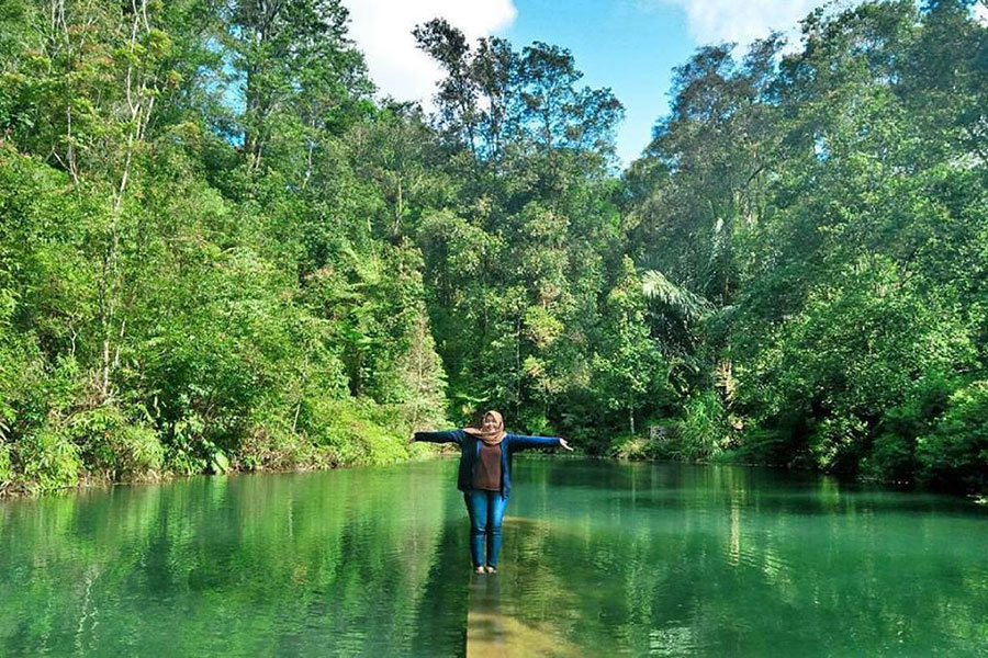 MELAYANG: Pengunjung bisa merasakan sensasi berjalan diatas air yang indah.