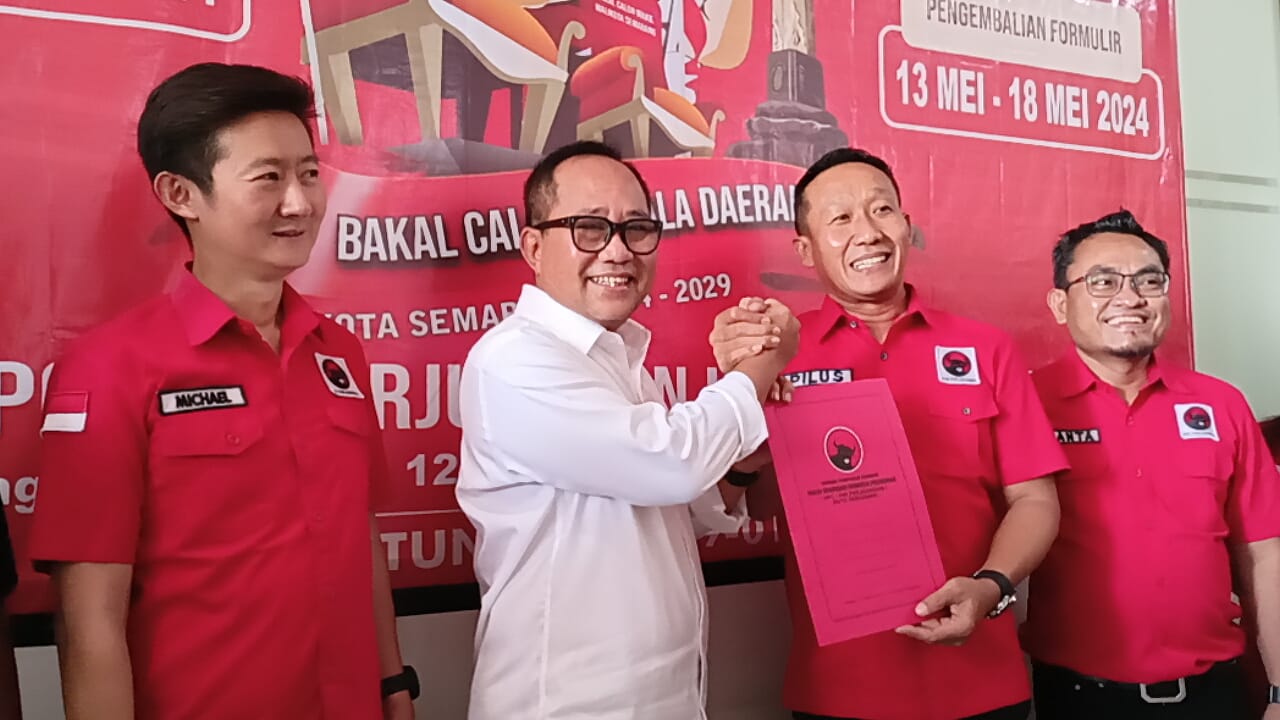 Sekretaris Daerah (Sekda) Kota Semarang, Iswar Aminuddin resmi mengambil berkas calon Wali Kota (Cawali) di kantor DPC PDI-Perjuangan, Selasa (7/5). (Adennyar Wycaksono/Jawa Pos Radar Semarang)