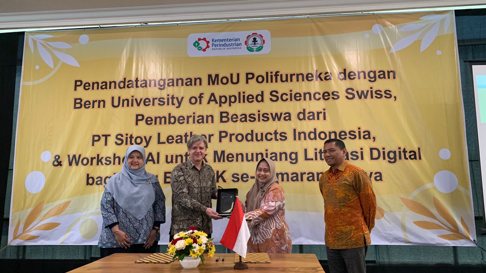 Penandatanganan MoU Polifurneka dengan Bern University of Applied Sciences Swiss di aula kampus Polifurneka Kendal Selasa (7/5). (DEVI KHOFIFATUR RIZQI/ JAWA POS RADAR SEMARANG)