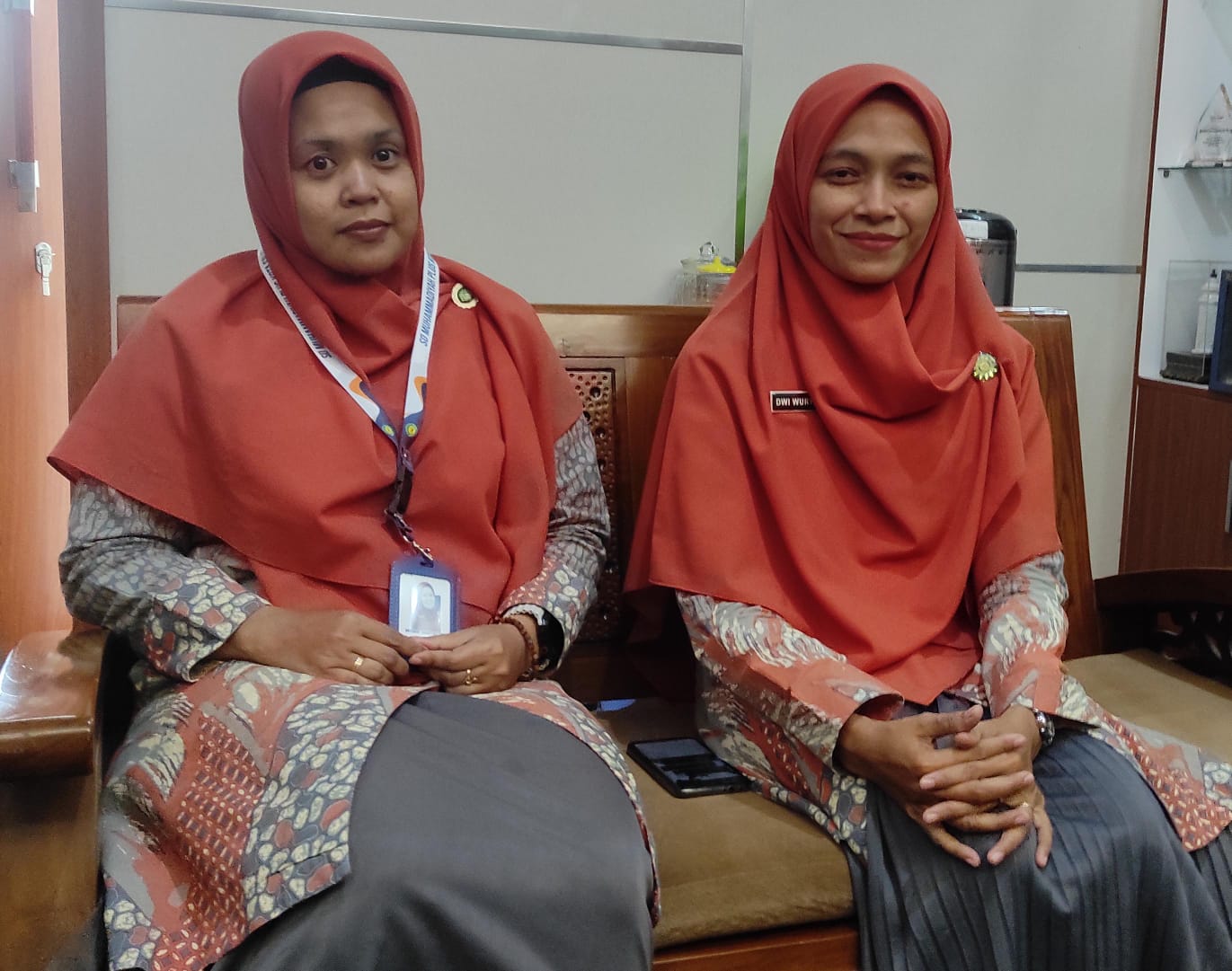 Dwi Wuryandari, Kepala SD Muhamadiyah Plus Salatiga dan Wakil Kepala Sekolah Wiwik Widyastuti. (Dhinar Sasongko/Jawa Pos Radar Semarang)