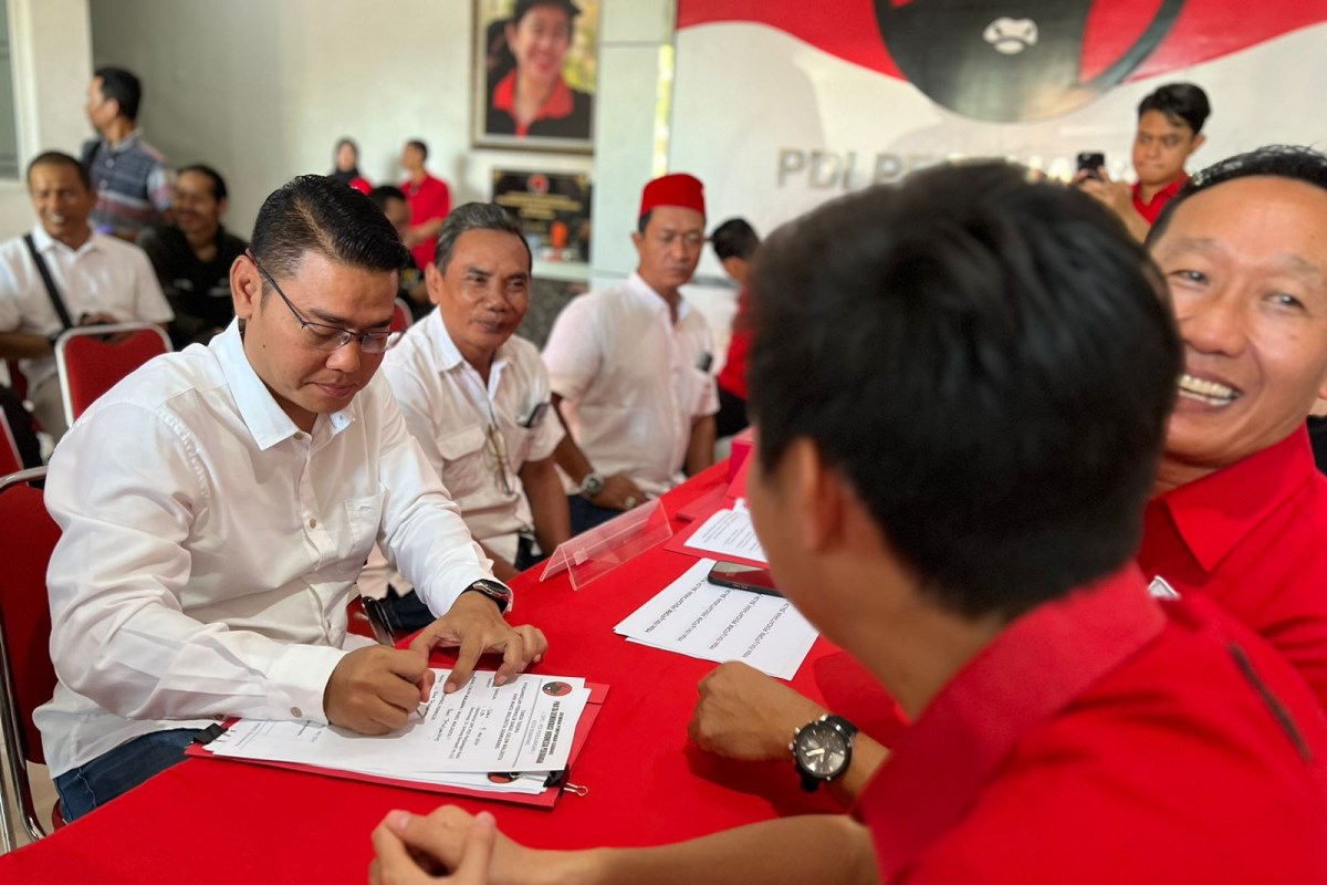 Salah seorang pengusaha yang juga praktisi komunikasi, Bimo Triwicaksono ikut mengambil formulir pendaftaran sebagai bakal calon wakil wali kota