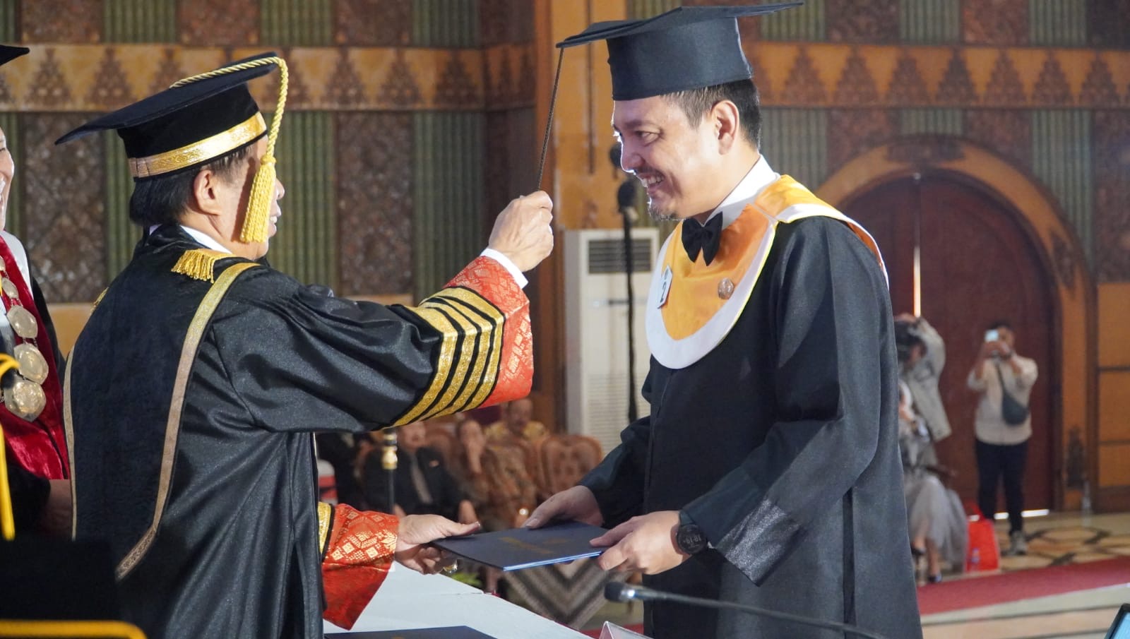 Rektor Untag Semarang Suparno mewisuda Alamsyah Satyanegara Sukawijaya (Yoyok Sukawi) yang telah menyelesaikan studi ekonomi dan bisnis program Magister.