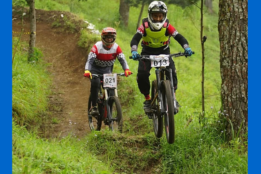 MENANTANG: Pecinta olahraga downhill saat menjajal trek Thekelan Bike Park.