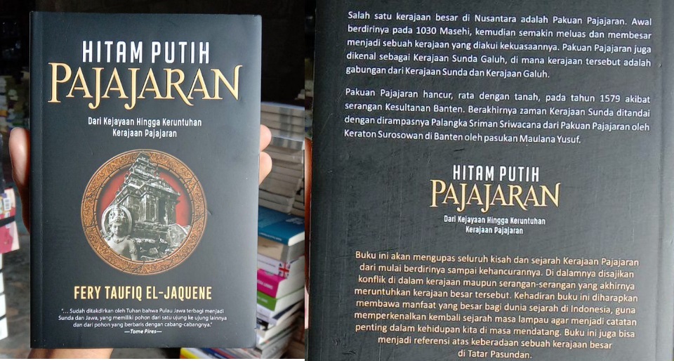 Tampilan Buku Hitam Putih Pajajaran karya Fery Taufiq El Jaquene di marketplace.