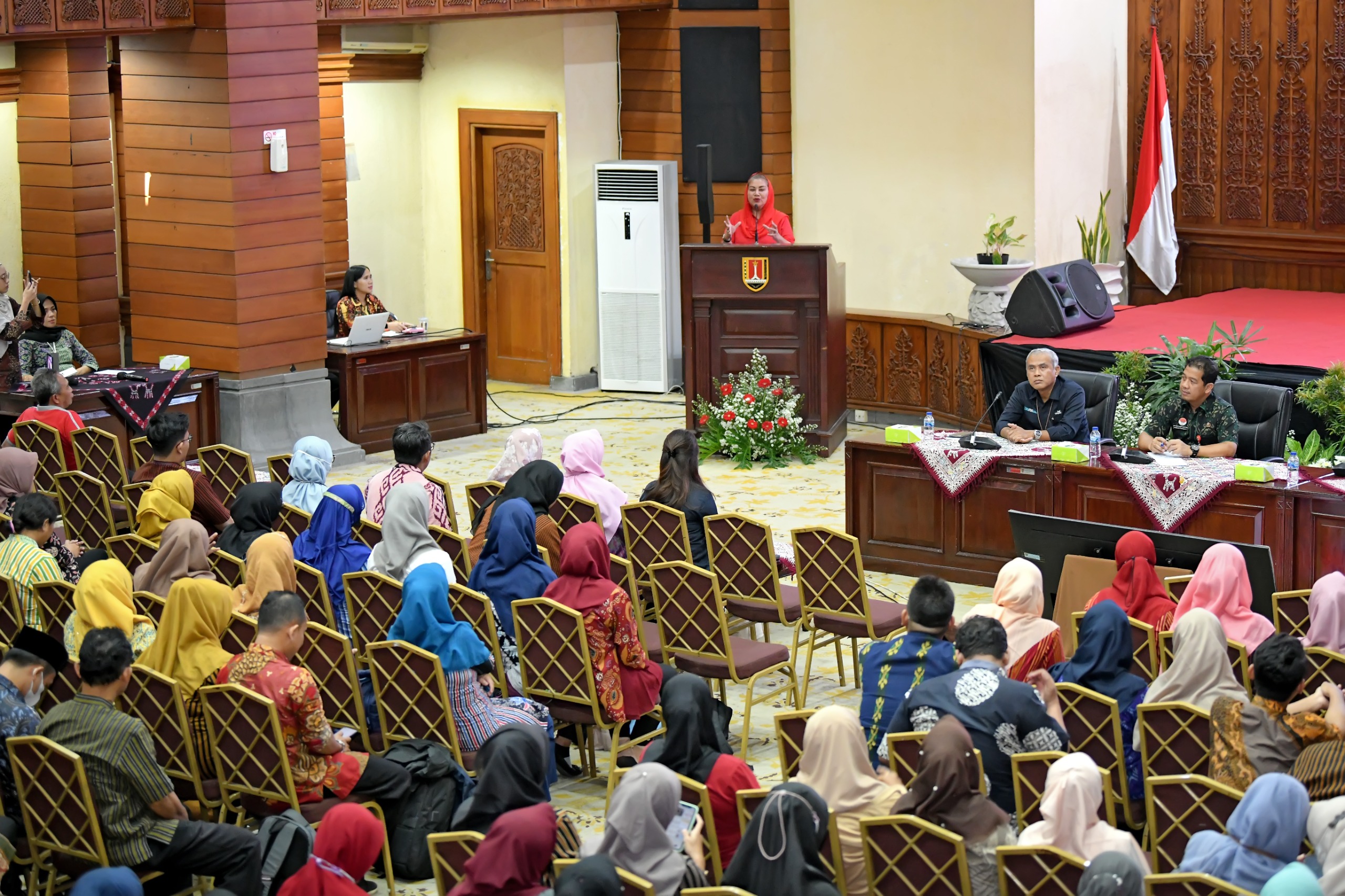Wali Kota Semarang, Hevearita Gunaryanti Rahayu mengambil langkah cepat menanggapi keluhan soal keterlambatan gaji Pegawai Pemerintah dengan Perjanjian Kerja (PPPK) guru yang belum cair