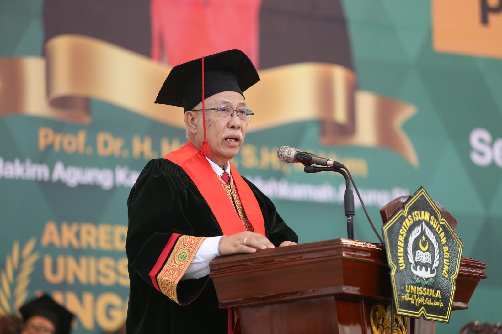 Orasi Ilmiah dari Hakim Agung Mahkamah Agung Republik Indonesia Dr Hamdi SH MH di gedung auditorium kampus Unissula (8/5/2024).