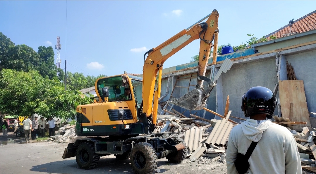 Satpol PP Kota Semarang membongkar kios di Candi Penataran RT 07/ RW 03 Kelurahan Bambankerep menggunakan alat berat, Rabu (8/5/2024).