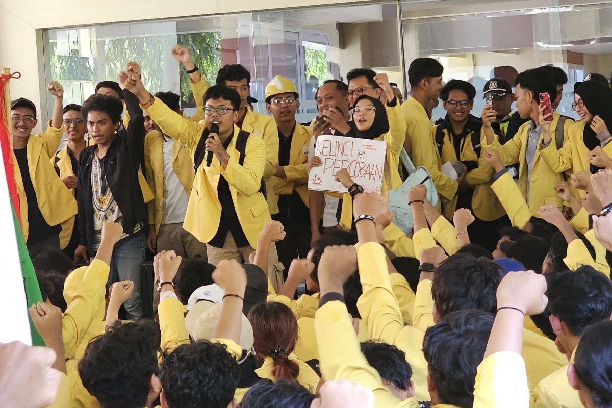 Para mahasiswa Unnes saat menggelar orasi menolak kenaikan IPI di halaman Rektorat Unnes Selasa (7/5).