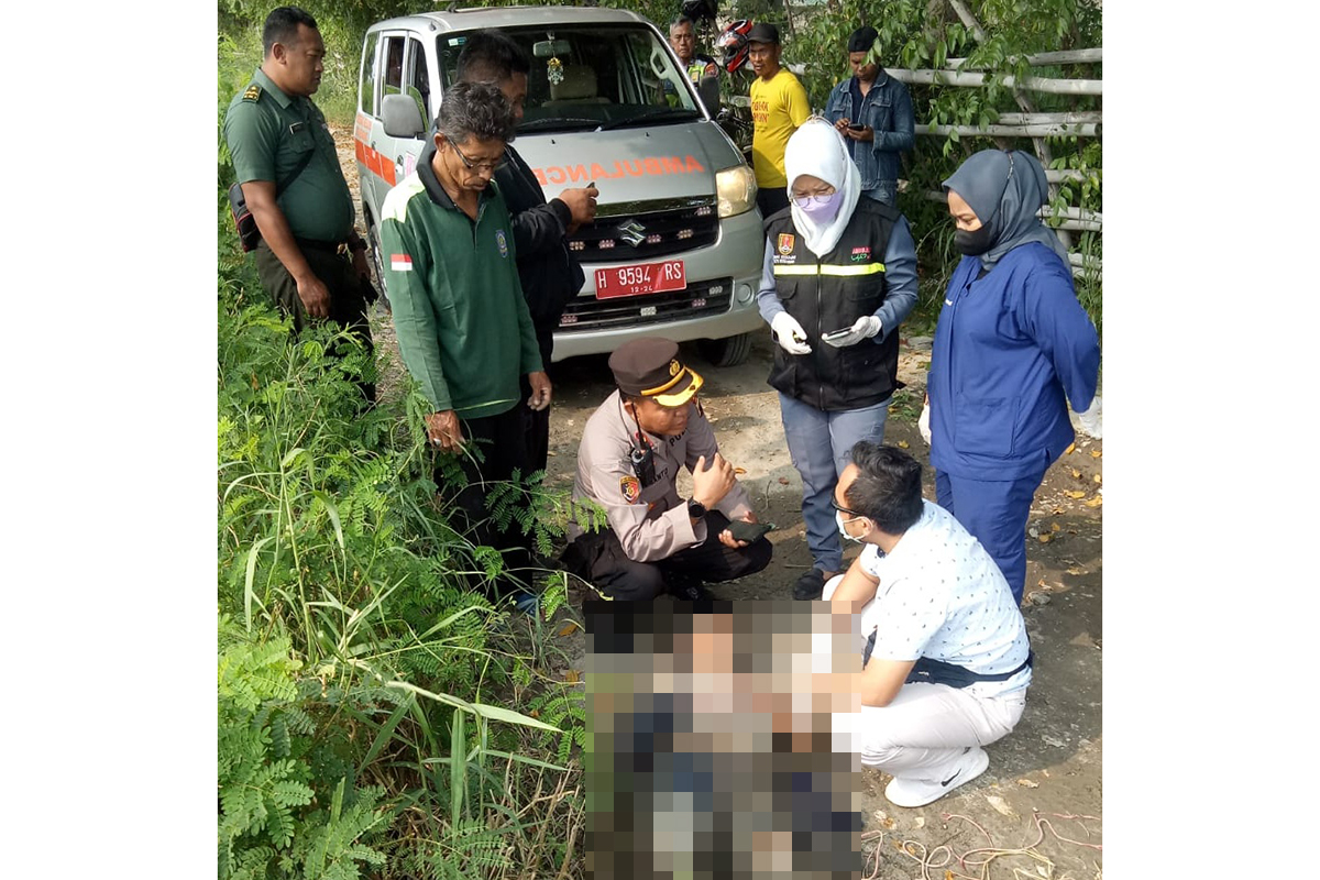 Petugas mengevakuasi korban yang ditemukan tergeletak di tepi sungai Babon Semarang. (M Hariyanto/Jawa Pos Radar Semarang)