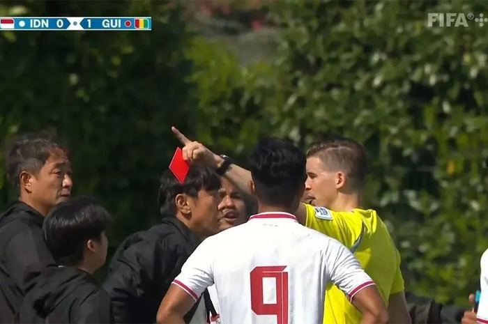 Momen STY kena kartu merah saat pertandingan play-off Olimpiade 2024 antara Timnas U-23 Indonesia vs Guinea, di lapangan INF Clairefontaine, Prancis, pada Kamis (9/5) malam.